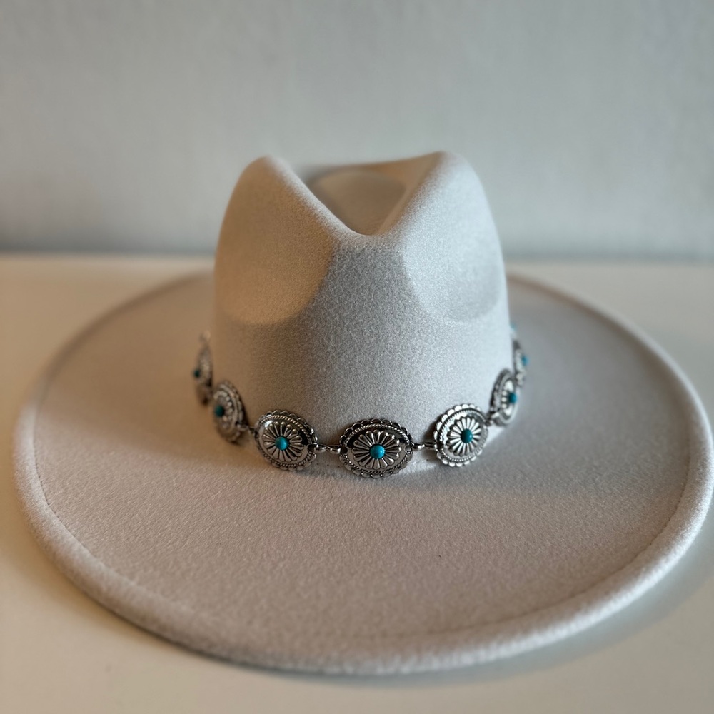 🆕 Elegant Ivory Fedora Hat | Silver Concho Belt | Adjustable | Boho Western Sty - Picture 3 of 6
